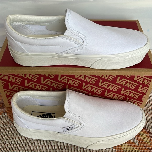 Vans WMNS Classic Slip-On
True White
VN0A3JEZW00
Sneakers - Picture 2 of 16